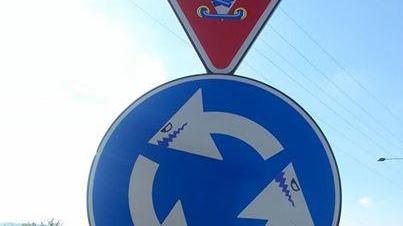 Calenzano fa installare i cartelli di Clet, che però forse verranno tolti