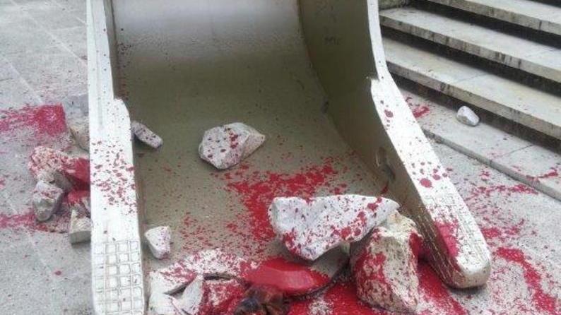 Una benna insanguinata: ecco Marble R.I.P.