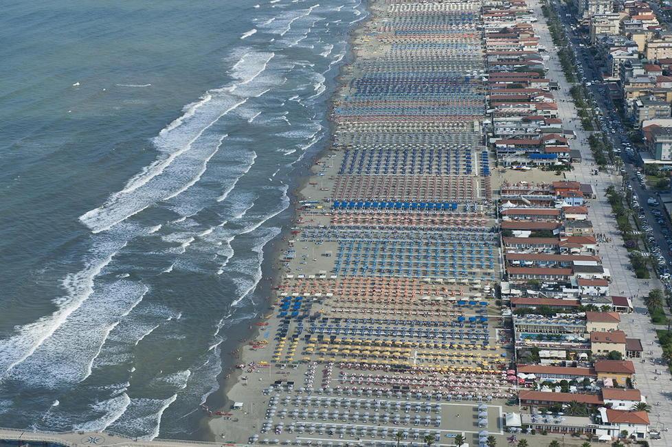 La spiaggia è by night con "Lido Cinemare” 