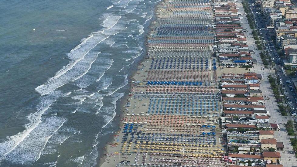 La spiaggia è by night con "Lido Cinemare”