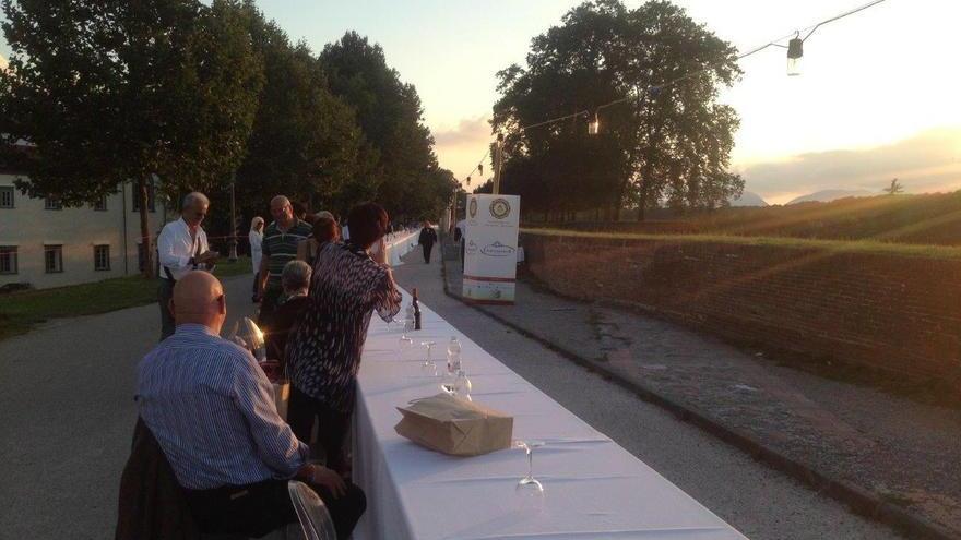 Lucca, la supertavolata sulle Mura entra nel Guinness
