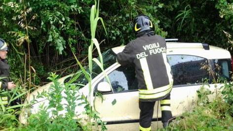Perde il controllo ed esce di strada