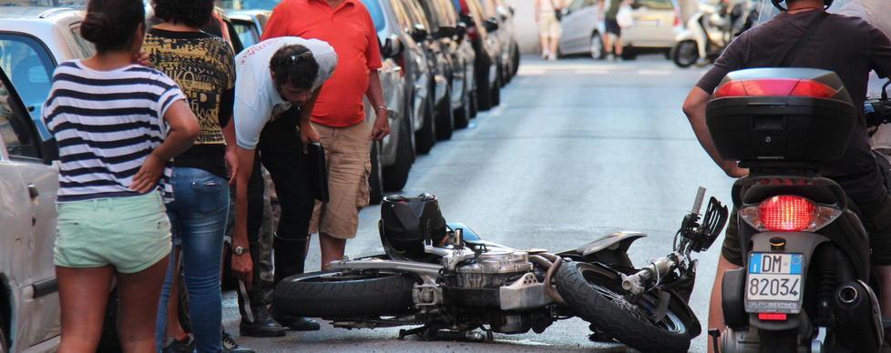 Motociclista vola a terra dopo lo scontro con lo scooter