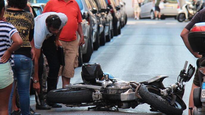 Motociclista vola a terra dopo lo scontro con lo scooter
