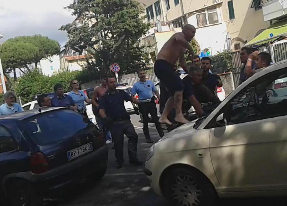 Scoppia una maxi-rissa in strada per il fidanzamento contrastato 
