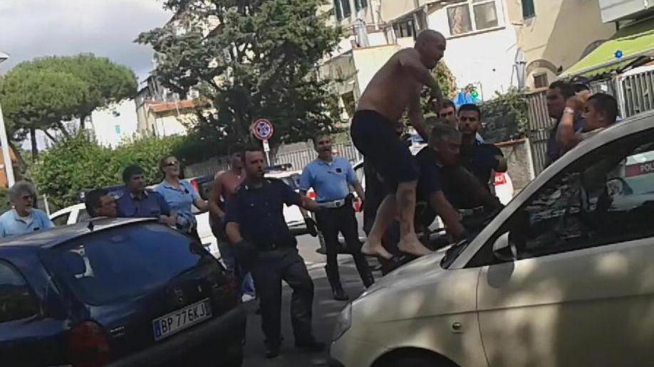Scoppia una maxi-rissa in strada per il fidanzamento contrastato