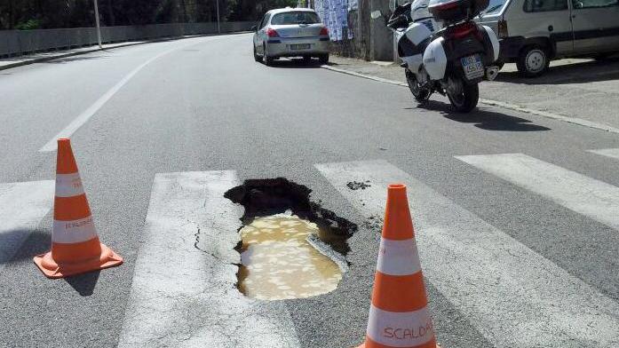 Una profonda buca sull’asfalto in via Martiri della Libertà