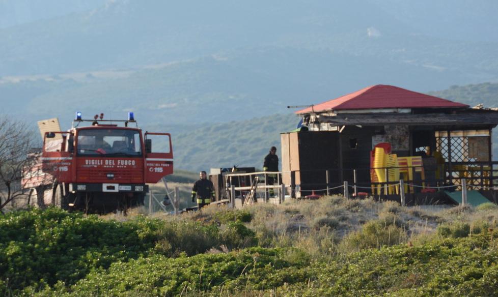 Incendio nel chiosco della spiaggia