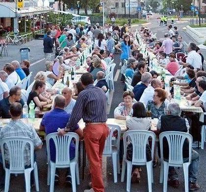 Maxi tavolata degli spezzanesi e mascherata di mezza estate