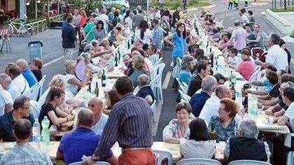Maxi tavolata degli spezzanesi e mascherata di mezza estate
