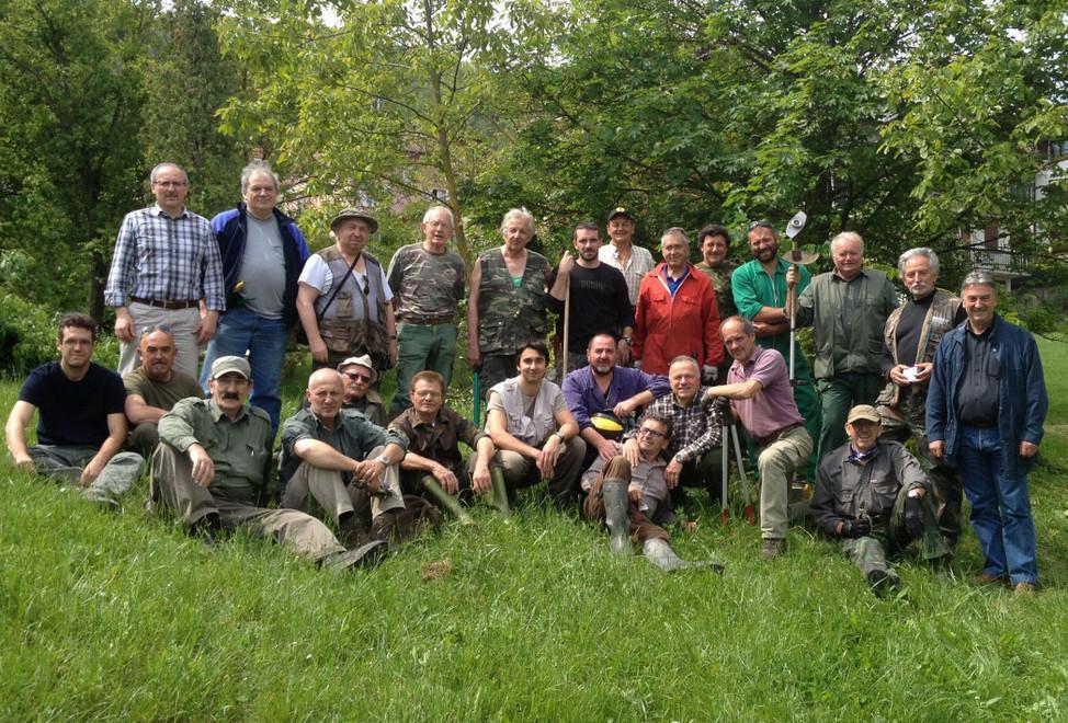 Il paese si mobilita per pulire i parchi le strade e i sentieri