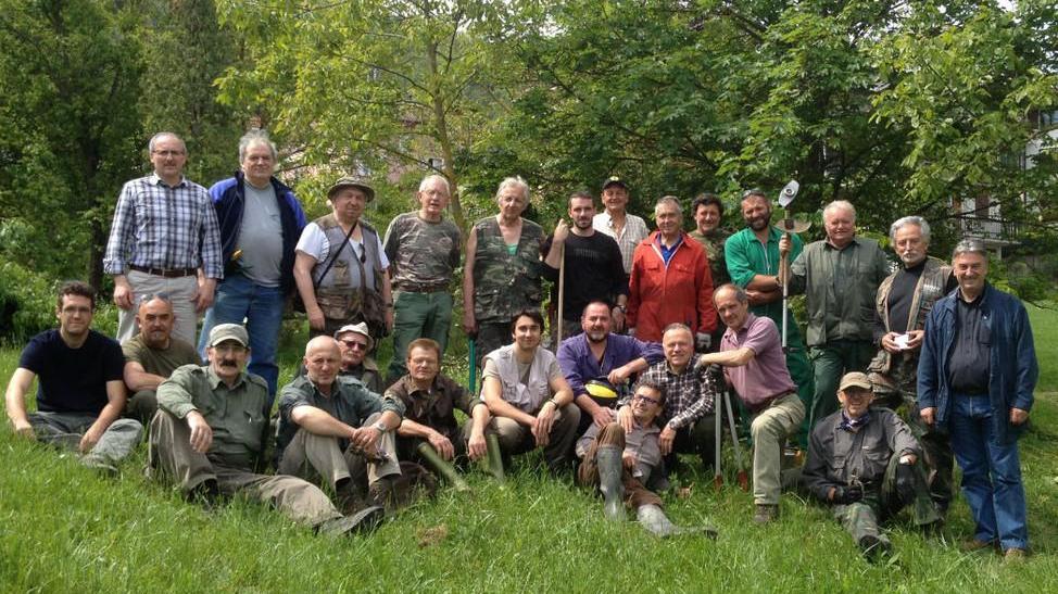 Il paese si mobilita per pulire i parchi le strade e i sentieri