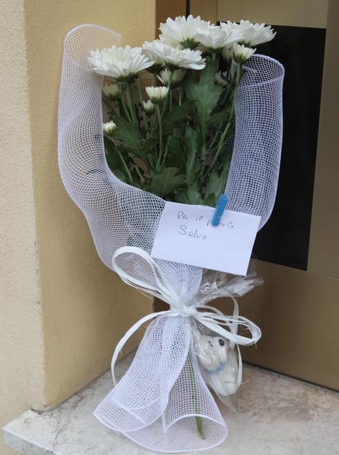 Un mazzo di fiori sulla porta di casa
