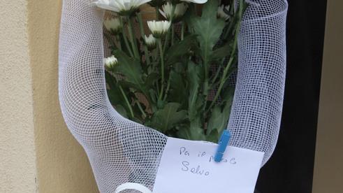 Un mazzo di fiori sulla porta di casa