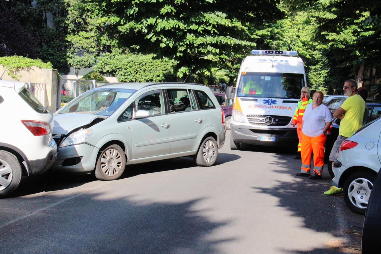 Si sente male mentre guida e finisce contro un'auto