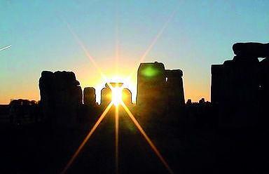 IL SOLE, LA LUNA, LE STELLE I rituali per il Solstizio. Tra fuochi propiziatori e le preghiere a San Giovanni 