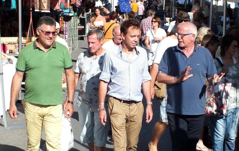 Il mercatino europeo in centro parte fra le polemiche 