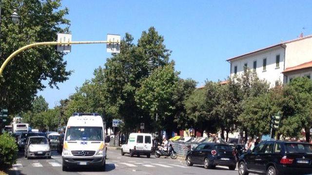 Scooter investe bici e due pedoni, quattro feriti