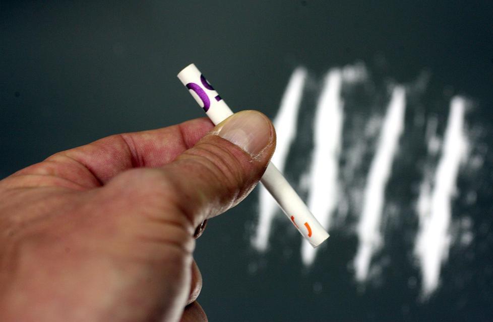 Droga: ha in casa 4mila euro e dose di cocaina 