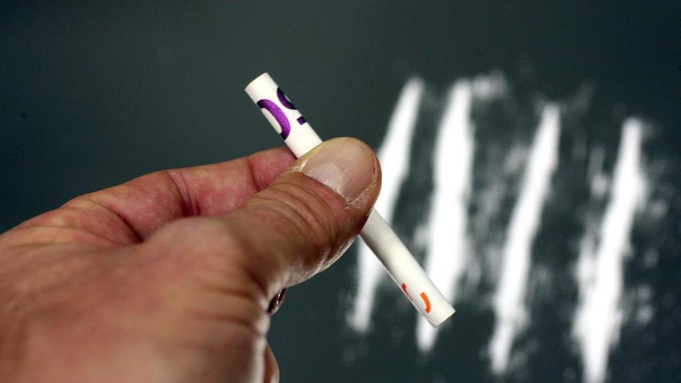 Droga: ha in casa 4mila euro e dose di cocaina