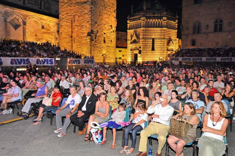 Spettacolo di Giobbe Covatta per la Notte Rossa 