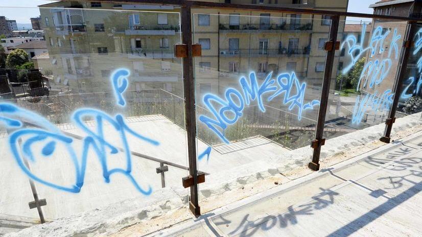 Imbrattate le balaustre del Bastione Maiano