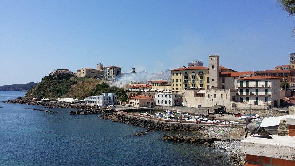 Incendio sopra al porticciolo di Marina 