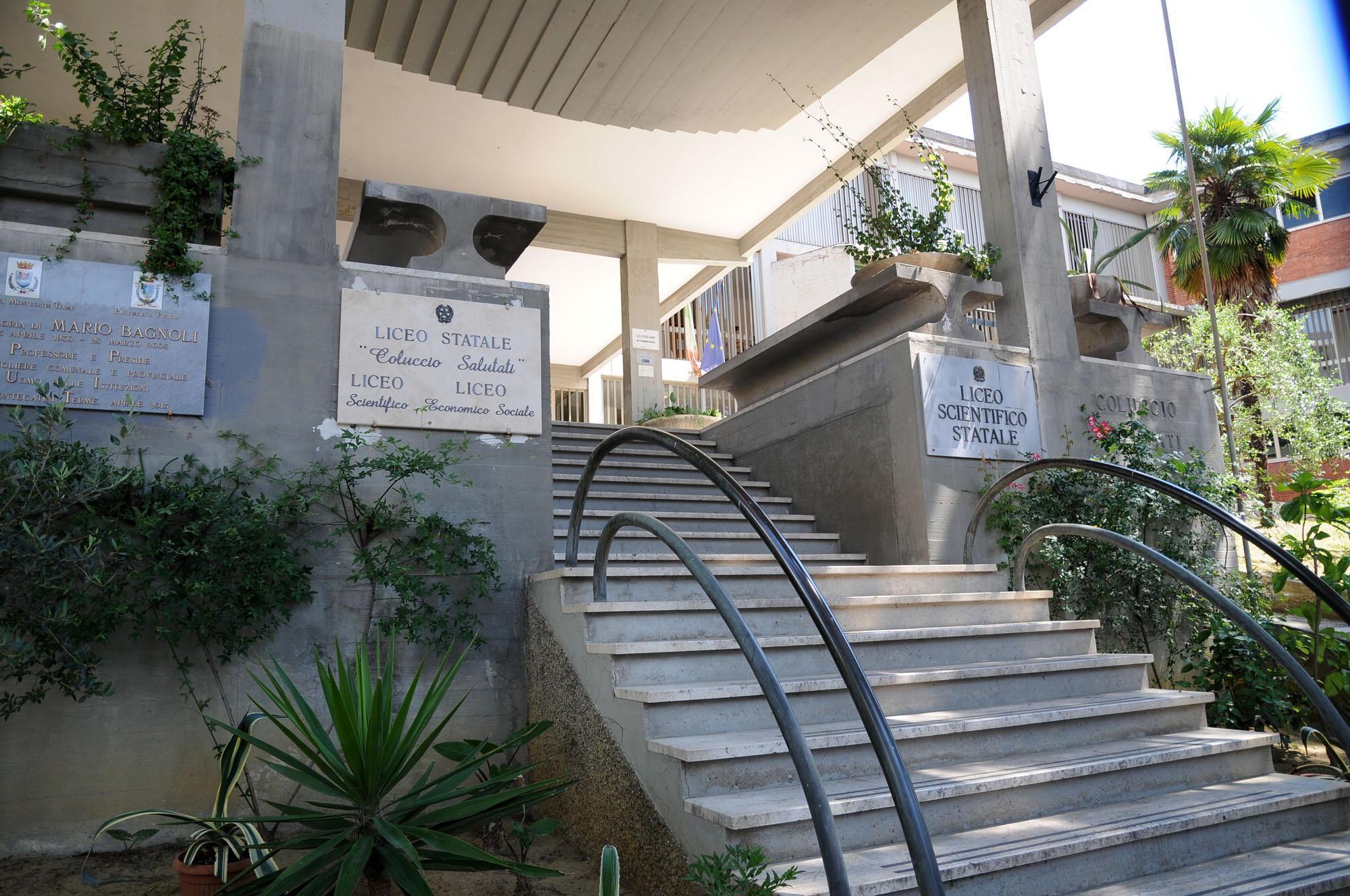 Riammessa all’esame con riserva la studentessa trovata con il cellulare durante la maturità 