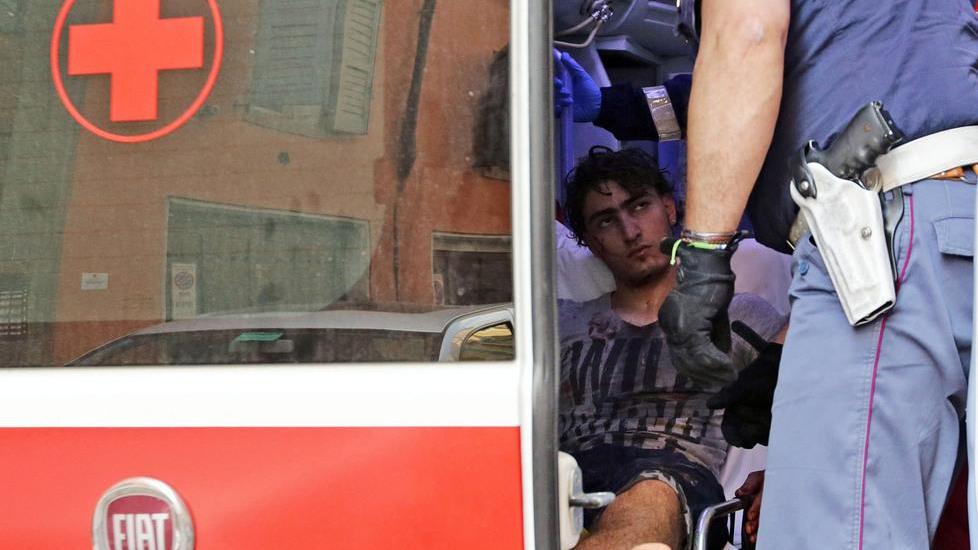 Rissa furibonda, un accoltellato Volante blocca un maghrebino