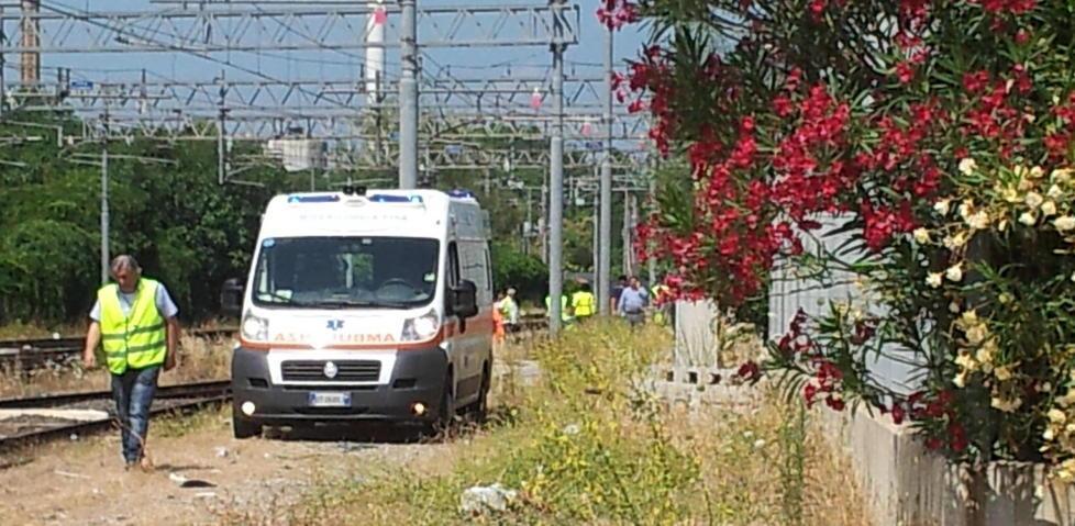Lo trovano senza vita a due passi dalla stazione 