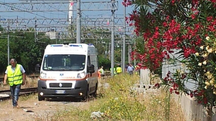 Lo trovano senza vita a due passi dalla stazione