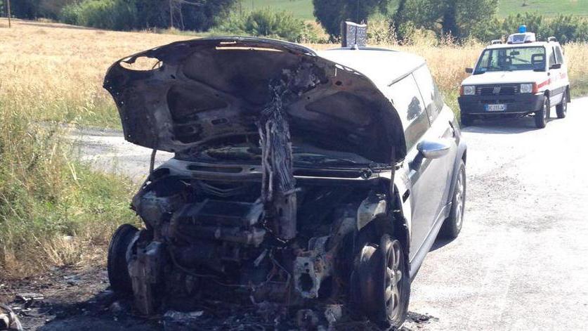 Salvata dall’auto in fiamme