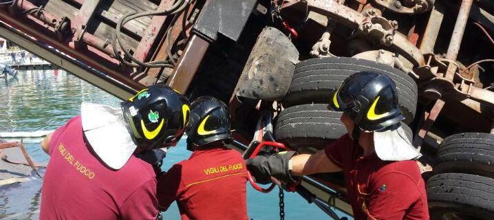 Camion cade in mare mentre cala un’imbarcazione