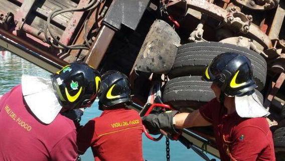 Camion cade in mare mentre cala un’imbarcazione