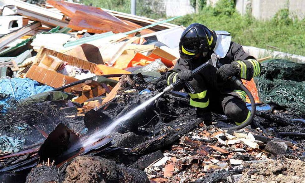Fiamme tra i rifiuti, paura al Lavello