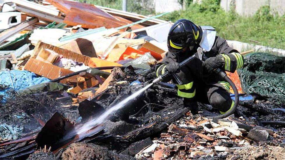 Fiamme tra i rifiuti, paura al Lavello