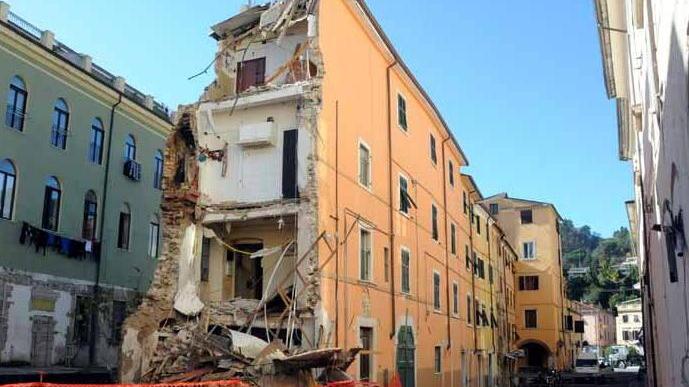 Crollo di via Carriona il ruspista: c’era pericolo