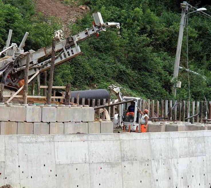 Corsanico, frana sconfitta riaperta la Provinciale 