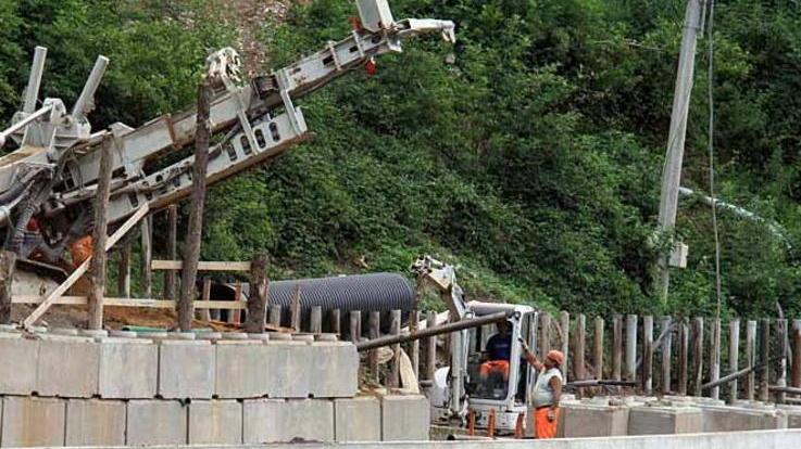 Corsanico, frana sconfitta riaperta la Provinciale