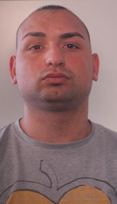 In casa droga, soldi, orologi e tv rubate 