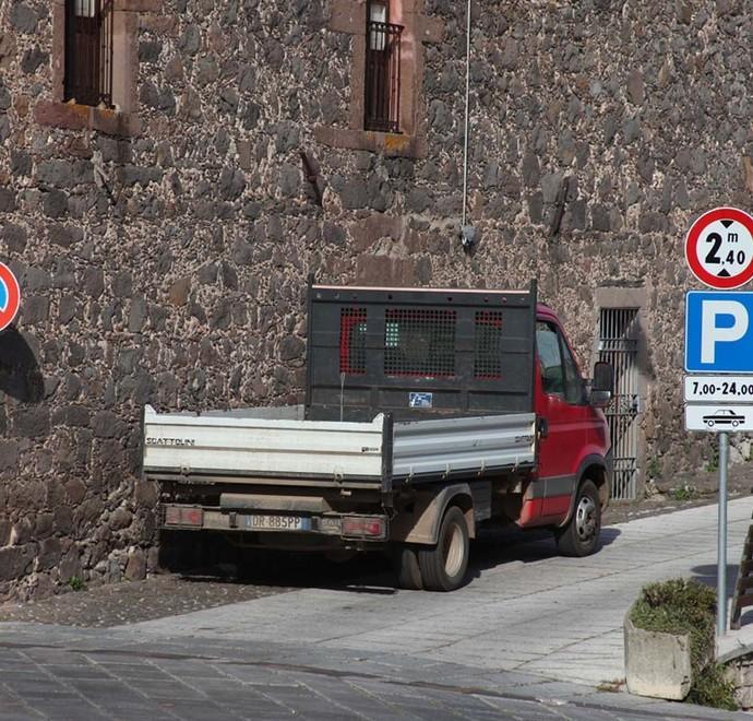 Parcheggio selvaggio nel centro cittadino