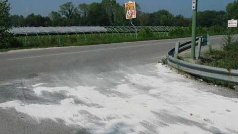Auto esce di strada Feriti due bimbi di 4 anni