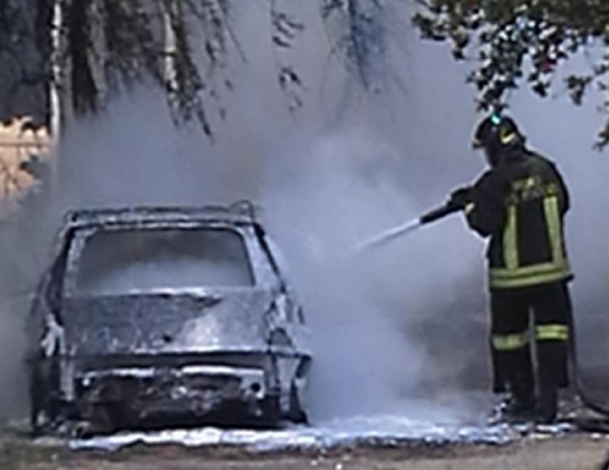 Auto va a fuoco, anziana riesce a scendere 
