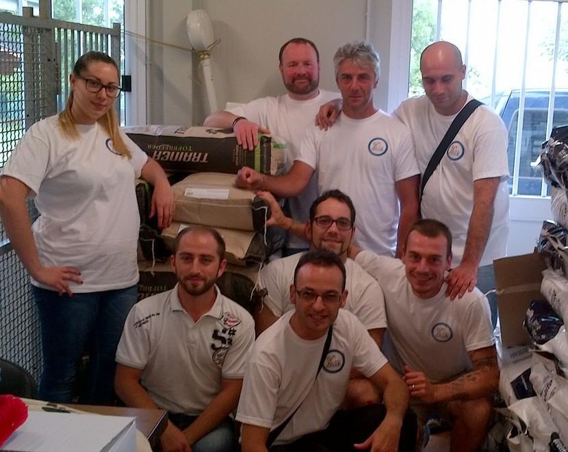 Tre quintali di cibo ai cani abbandonati