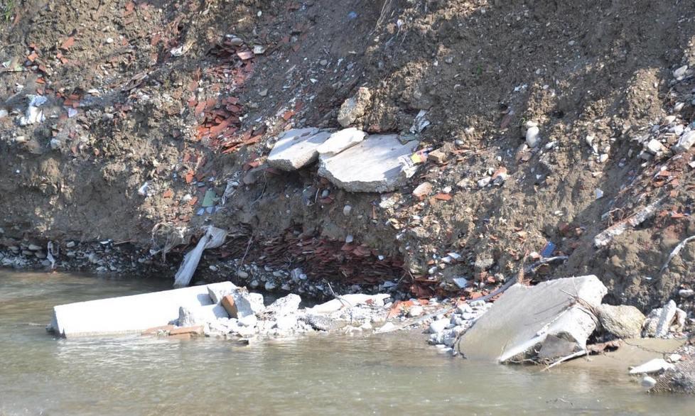 Rifiuti nel Tresinaro, 5 Stelle all’attacco