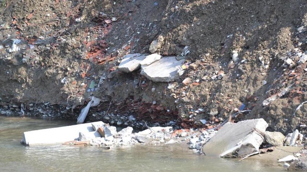 Rifiuti nel Tresinaro, 5 Stelle all’attacco