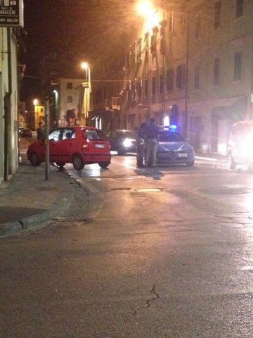 Scontro all'incrocio a rischio, un'auto fugge