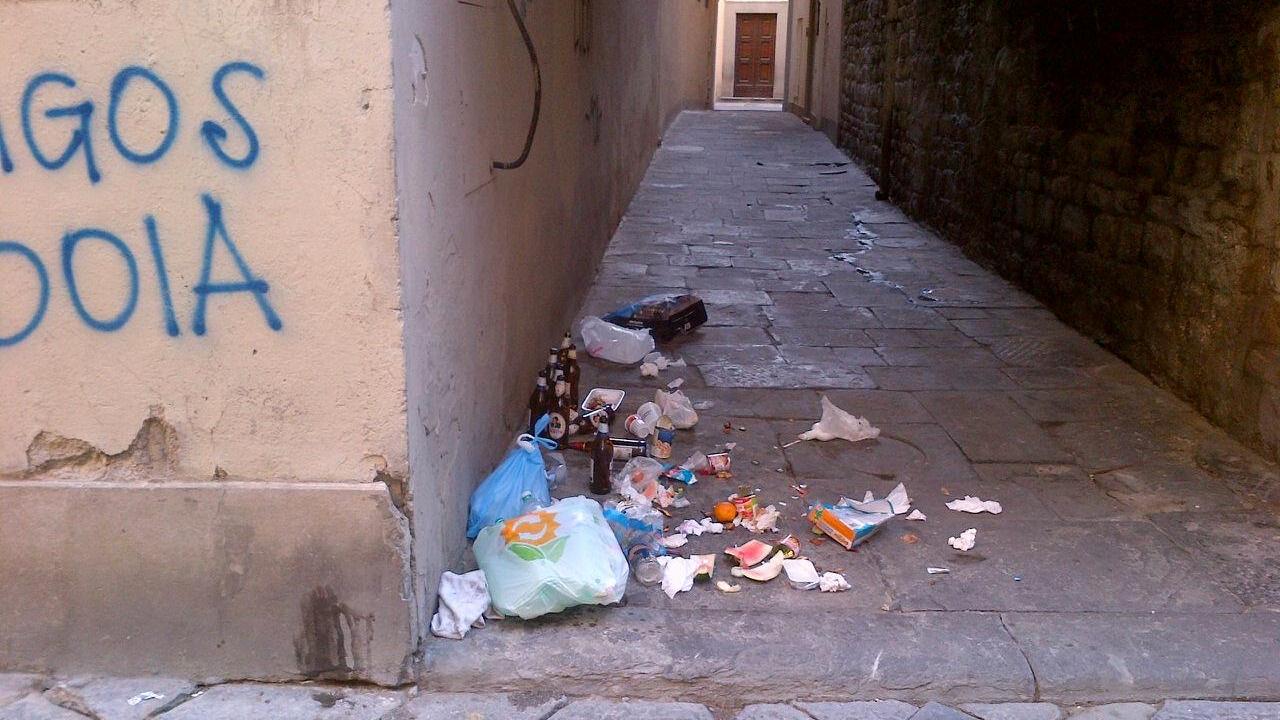 Immondizia gettata in strada e orari della raccolta differenziata non rispettata