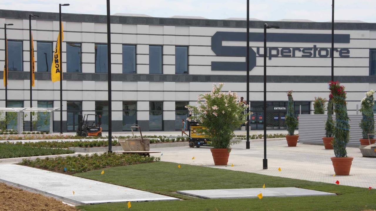 Il superstore di Pratilia apre dimezzando i prezzi