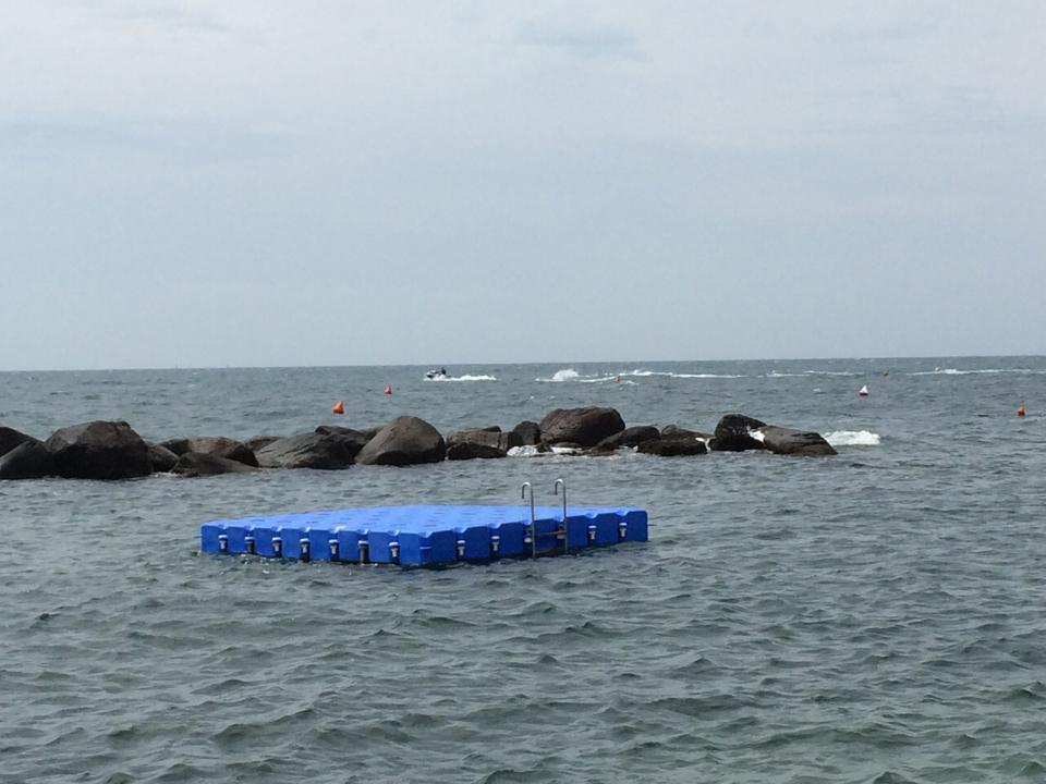 Surfista soccorso davanti ai bagni Lido 